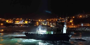 Arnavutköy’de balıkçı teknesi karaya oturdu