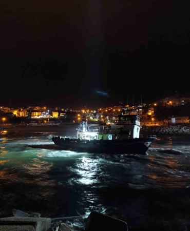 Arnavutköy’de balıkçı teknesi karaya oturdu