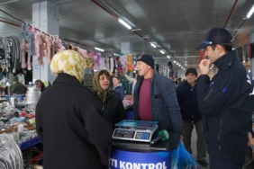 Arnavutköy’de zabıta ekiplerinden pazar alanlarında denetmi