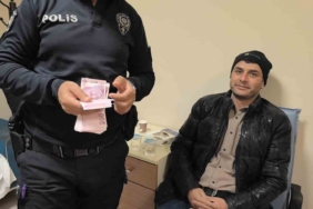 ATM’de unutulan parayı polise teslim etti