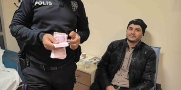 ATM’de unutulan parayı polise teslim etti