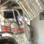 Avcılar’da freni boşalan hafriyat kamyonu önce bir araca çarptı ardından emlak dükkanına girdi