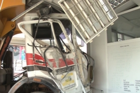 Avcılar’da freni boşalan hafriyat kamyonu önce bir araca çarptı ardından emlak dükkanına girdi