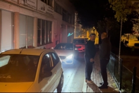 Ayakta zor yürüyen sürücü çekim yapan gazeteciyi görünce alkolmetreyi üflemedi