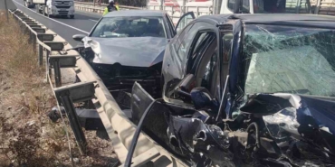 Aynı istikamette giden 2 otomobilin çarpışması sonucu 2 kişi yaralandı