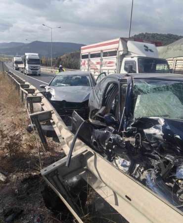 Aynı istikamette giden 2 otomobilin çarpışması sonucu 2 kişi yaralandı