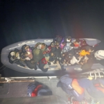 Ayvacık açıklarında 38 kaçak göçmen ile 1 göçmen kaçakçısı yakalandı