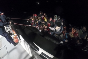 Ayvacık açıklarında lastik botları arıza yapan ve sürüklenen 57 kaçak göçmen kurtarıldı