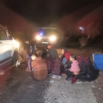 Ayvacık’ta 64 kaçak göçmen ile 3 göçmen kaçakçısı şüphelisi yakalandı