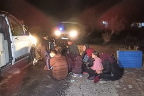 Ayvacık’ta 64 kaçak göçmen ile 3 göçmen kaçakçısı şüphelisi yakalandı