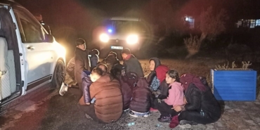 Ayvacık’ta 64 kaçak göçmen ile 3 göçmen kaçakçısı şüphelisi yakalandı