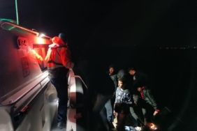 Ayvalık açıklarında 24 düzensiz göçmen yakalandı