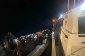 Ayvalık açıklarında 9’u çocuk 25 düzensiz göçmen yakalandı