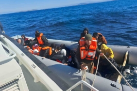 Ayvalık açıklarında lastik bot içinde 10’u çocuk 18 düzensiz göçmen kurtarıldı