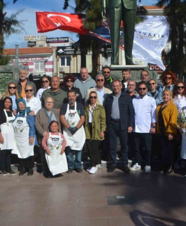 Ayvalık’ta hasat festivalinde düzenlenen zeytinyağlı ev yemekleri yarışmasına ilgi yoğun oldu