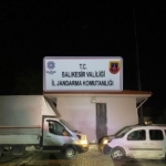 Ayvalık’ta jandarma 23 Afganistan uyruklu düzensiz göçmen ve 2 insan kaçakçısı yakaladı