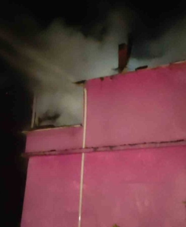 Bacadan çıkan yangın evi küle çevirdi