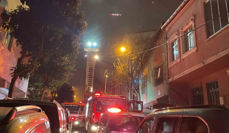 Bağcılar’da gecekondu yangını yan binalara sıçradı