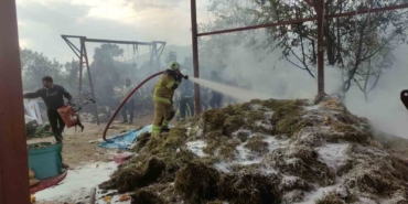Bahçedeki samanlar alev alev yandı