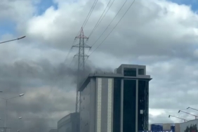 Bahçelievler’de bir özel okulda bilinmeyen bir nedenle yangın çıktı. Olay yerine çok sayıda itfaiye ekibi sevk edildi.