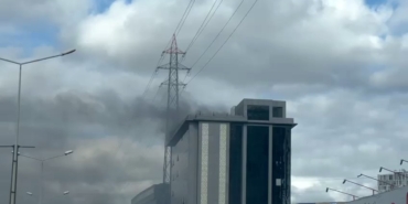 Bahçelievler’de bir özel okulda bilinmeyen bir nedenle yangın çıktı. Olay yerine çok sayıda itfaiye ekibi sevk edildi.