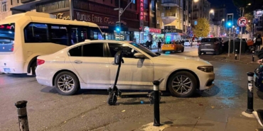 Bahçelievler’de scooter’dan düşen sürücü otomobilin altında kaldı