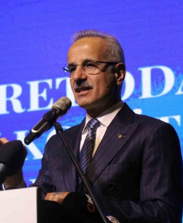 Bakan Uraloğlu: "Ülke savunması için donanmanın rolü neyse, ülke ticareti için de denizcilik sektörünün rolü tam olarak budur"