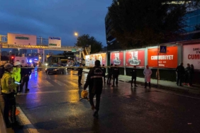 Bakırköy’de trafik kazasına müdahale eden polis ekiplerinin arasına İETT otobüsü daldı, 1 polis şehit oldu