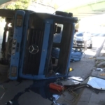 Bakırköy’de üst geçide çarpan vinç devrildi