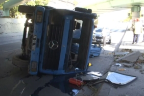 Bakırköy’de üst geçide çarpan vinç devrildi