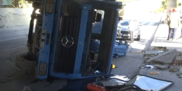 Bakırköy’de üst geçide çarpan vinç devrildi