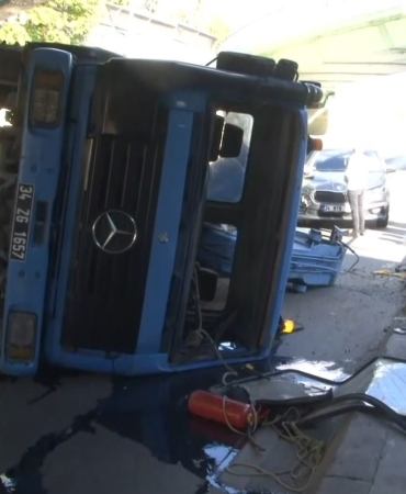 Bakırköy’de üst geçide çarpan vinç devrildi