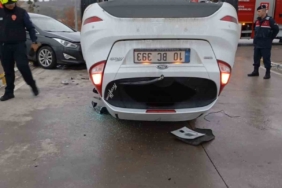 Balıkesir’de ters dönen araçtan yara almadan kurtuldular