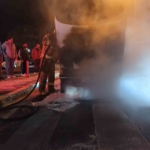 Balıkesir’de trafik ışıklarında bekleyen araç alev aldı