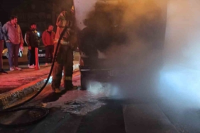 Balıkesir’de trafik ışıklarında bekleyen araç alev aldı