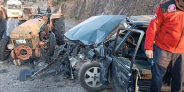Balıkesir’de traktör ile otomobil kaza yaptı: 2 ölü