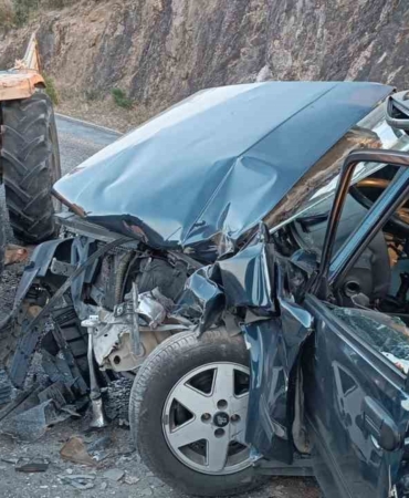 Balıkesir’de traktör ile otomobil kaza yaptı: 2 ölü