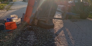 Balıkesir’de traktör römorku devrildi: 5 yaralı