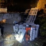 Balya’da tır köprüden uçtu