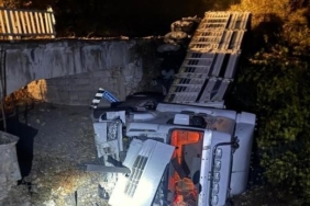 Balya’da tır köprüden uçtu