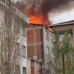 Başakşehir Altınşehir Mahallesi’ndeki 4 katlı binanın çatı katında yangın çıktı. Olay yerine çok sayıda itfaiye ekibi sevk edildi.