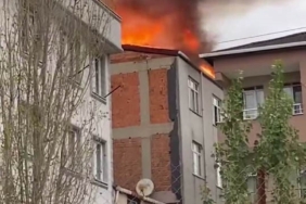 Başakşehir Altınşehir Mahallesi’ndeki 4 katlı binanın çatı katında yangın çıktı. Olay yerine çok sayıda itfaiye ekibi sevk edildi.