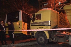 Başakşehir’de kontrolden çıkan İETT otobüsü park halindeki kamyona çarptı: 1 yaralı