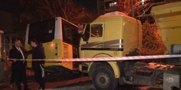 Başakşehir’de kontrolden çıkan İETT otobüsü park halindeki kamyona çarptı: 1 yaralı