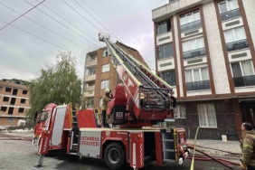 Başakşehir’de korkutan çatı yangını: Yüksek gerilim hattının altındaki binadan alevler yükseldi