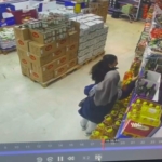 Başakşehir’de markete dadanan zeytinyağı hırsızları kamerada