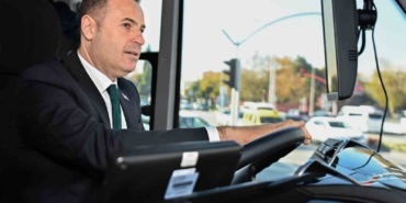 Başkan Akın direksiyona geçti, yeni otobüsleri tanıttı