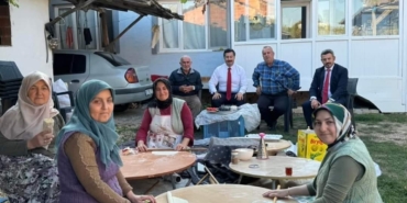 Başkan bazlama açtı pişirdi, köylülere ikram etti