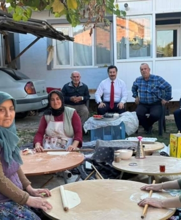 Başkan bazlama açtı pişirdi, köylülere ikram etti