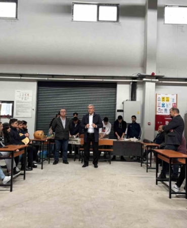 Başkan Elbi, otomotiv öğrencileri ile bir araya geldi